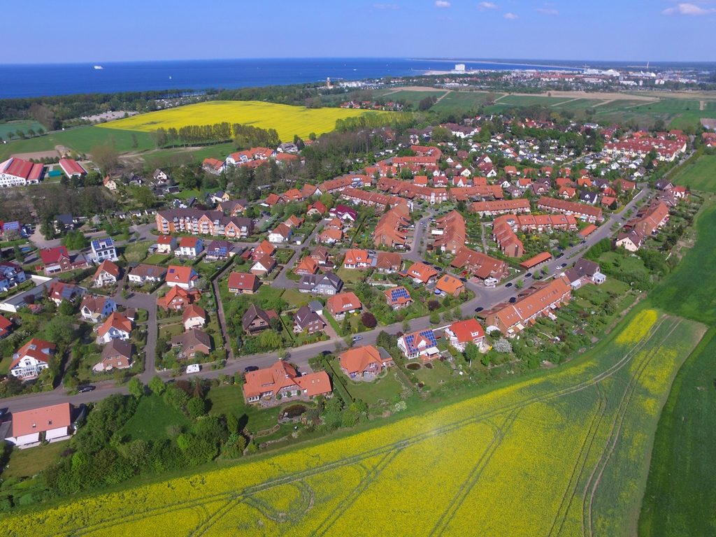 Luftaufnahme Wohnpark Diedrichshagen mit Blick auf die Ostsee und Warnemünde