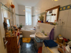 Tageslichtbad mit Badwanne - Freie 3-Zimmer-Altbauwohnung in der östlichen Altstadt