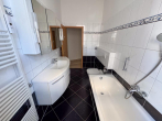 Badezimmer (2) - Freigezogene und frisch renovierte 2-Zimmer-Wohnung mit Balkon und Außenstellplätzen