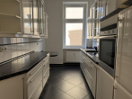 Einbauküche - Freigezogene und frisch renovierte 2-Zimmer-Wohnung mit Balkon und Außenstellplätzen