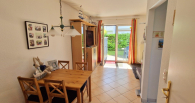 Wohnraum 1 - Strandnahe Eigentumswohnung mit schönem Grundstücksanteil, Terrasse und PKW Stellplatz