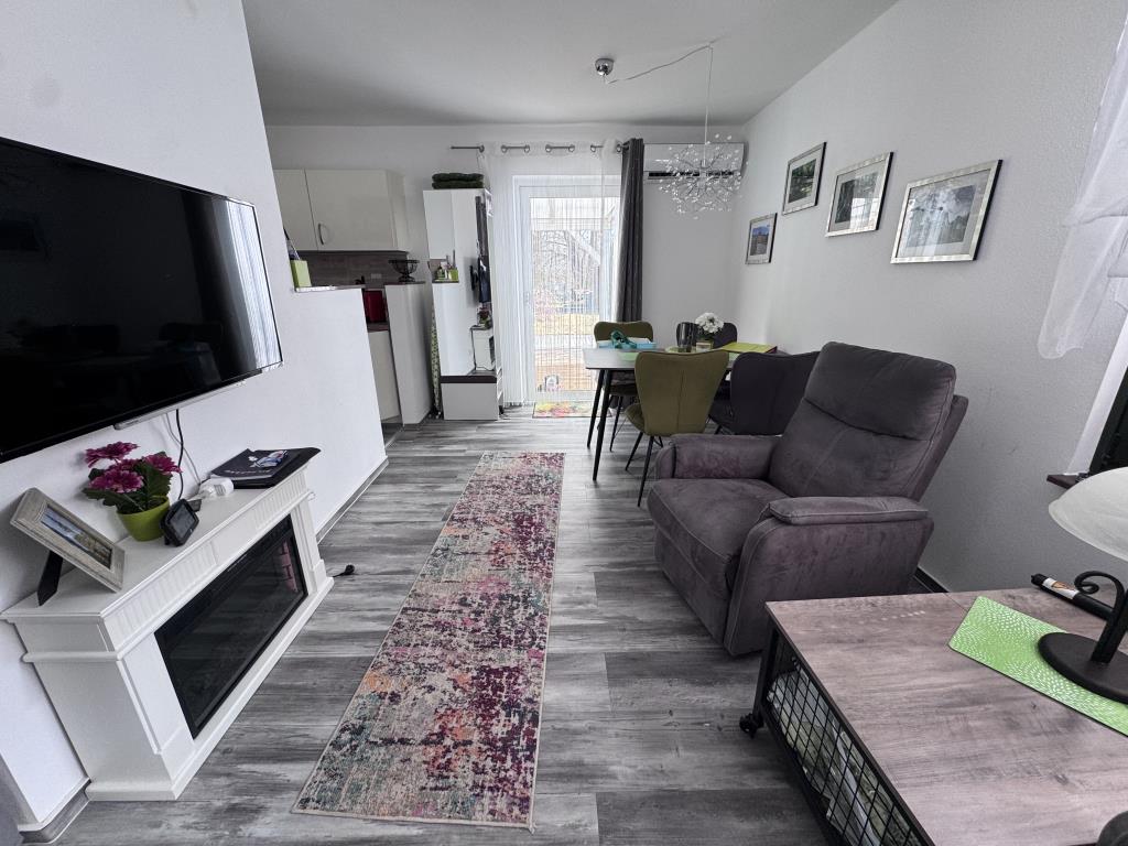 Whnzimmer mit elek. Kamin