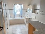 Geräumiges Bad mit Fenster - 4-5 Zimmer – 2 Bäder – Freier Blick – Großzügig und komfortabel wie ein EFH