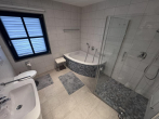 Badezimmer - Großzügige Eigentumswohnung mit unverbautem Boddenblick, großer Terrasse, Garten und Kamin