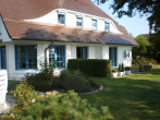 Hausansicht - Großzügige Eigentumswohnung mit unverbautem Boddenblick, großer Terrasse, Garten und Kamin