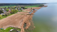 Luftaufnahme Born - Freigezogenes Reetdach-Haus am Bodden