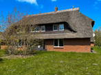 Hausansicht (3) - Freigezogenes Reetdach-Haus am Bodden